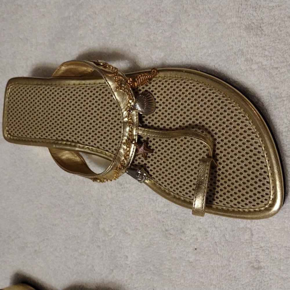 Vintage Women's, handbag and matching toe sandal in gold. - Picture 3 of 9